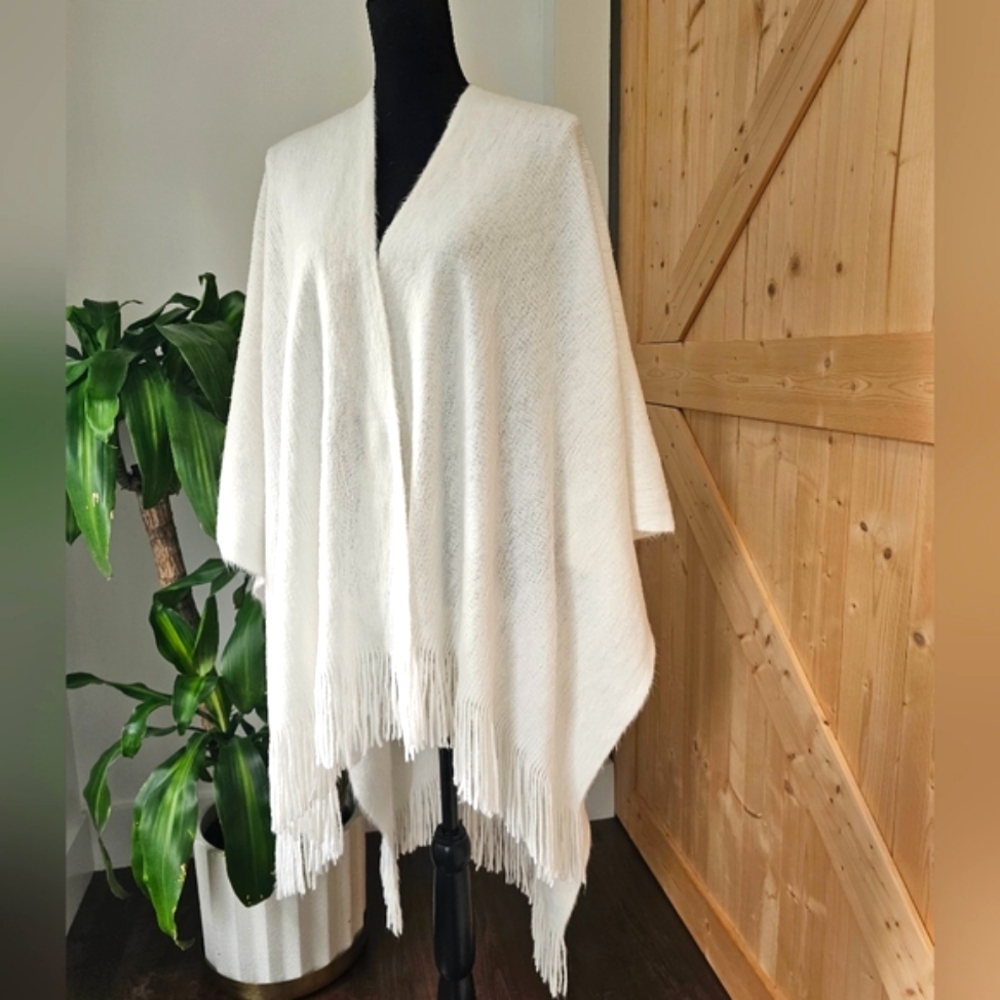 LC LAUREN‎ CONRAD one size women's white fuzzy, soft wrap
